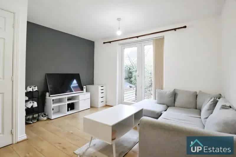 2 Bedroom End Terrace House to Rent No Upward Chain