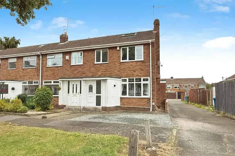 3 Bedroom End Terrace House For Sale