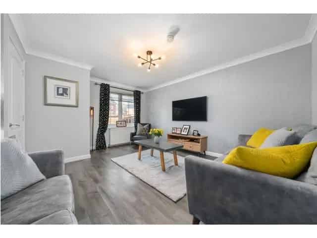 3 Bedroom End Terrace House For Sale