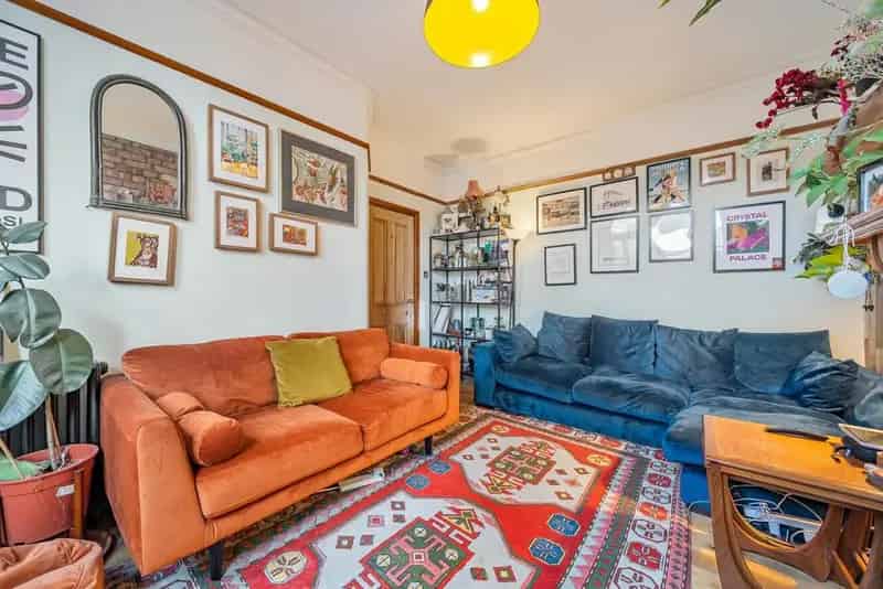 Period Conversion Flat Thorpes Estate Private Garden Cellar Near Station