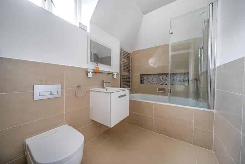637 sq ft 2-Bed Top Floor Apartment with Parking and Gardens