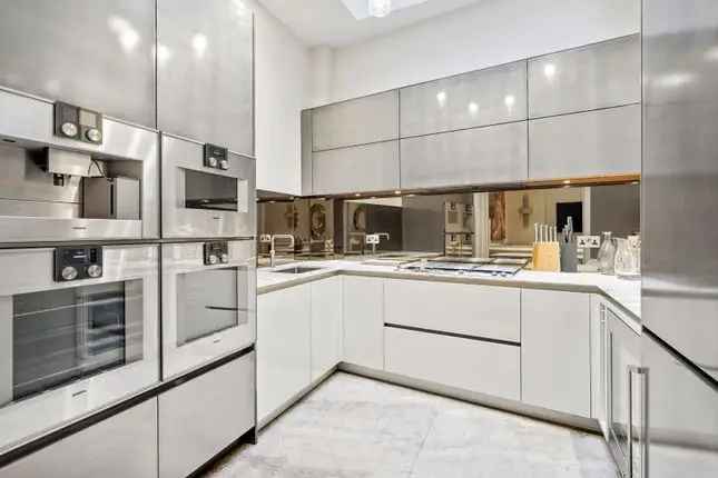 Mews house to rent in Ennismore Gardens Mews, Knightsbridge SW7