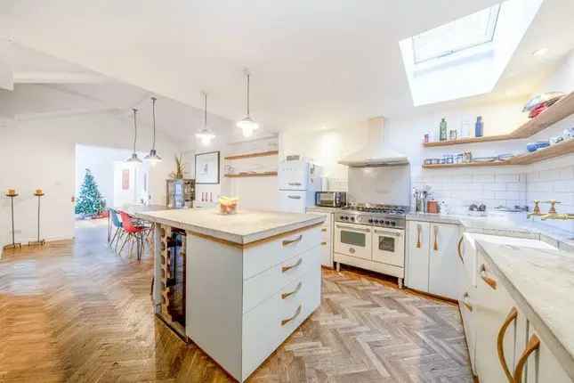 Detached house to rent in Kings Avenue, London SW4