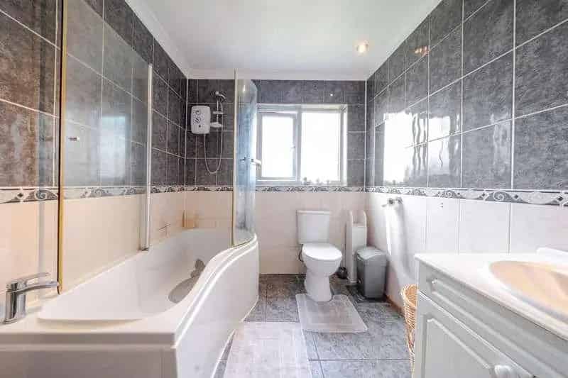 3 Bed House for Sale in Ruislip Manor