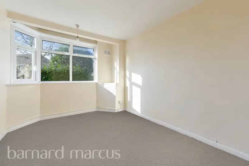 2-Bedroom House Near Amenities and Heathrow Airport