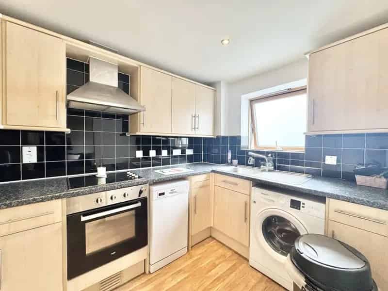 2-Bedroom Flat Near Town Centre - Allocated Parking & Balcony