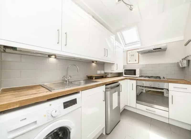 Two Double Bedroom Victorian Apartment with Parking and Garden