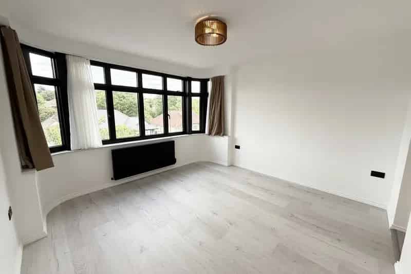 Four Bedroom Apartment Near Oakwood Station