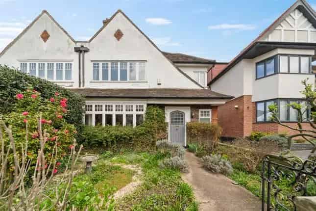 4 Bedroom House for Sale in Childs Hill NW2