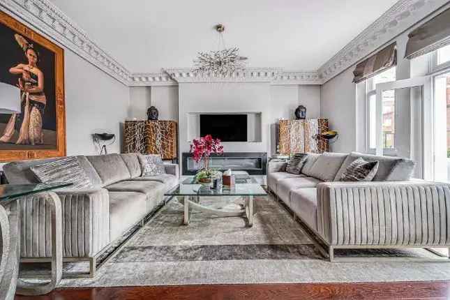 3 Bedroom Flat for Sale in Palace Gate London W8