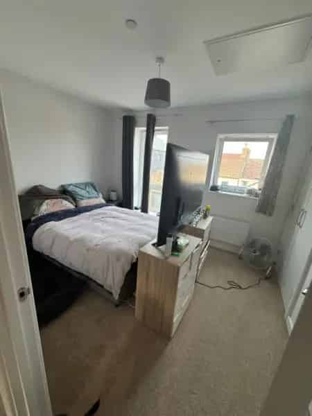 Large 3 Story 3-4 Bed House Near Train Station Solar Panels