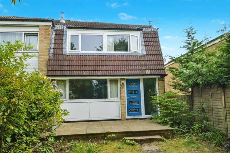 3 Bedroom Semi-Detached House with Conservatory and Garage