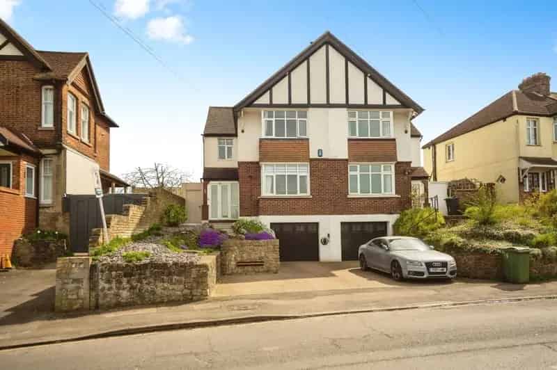 5 Bedroom House Classic Elegance Contemporary Comfort Maidstone