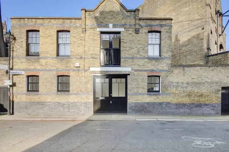 904 sq ft Commercial Building Kennington Excellent Transport Links