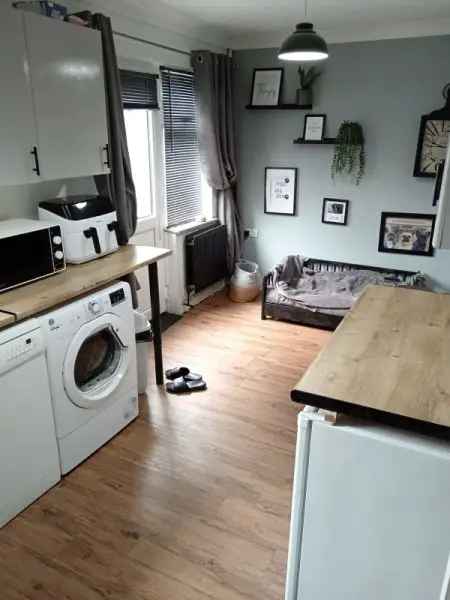 3 Bedroom House in Rooksdown Near Sherfield and Vyne Park