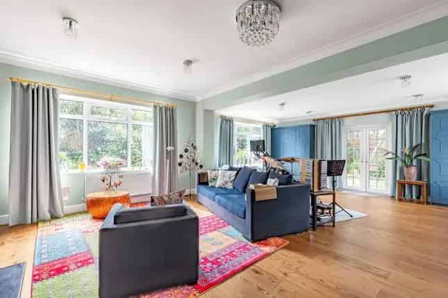 Detached House for Sale in West Temple Sheen SW14