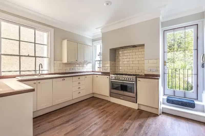Cheltenham Regency Townhouse 3 Double Bedrooms Parking Garden