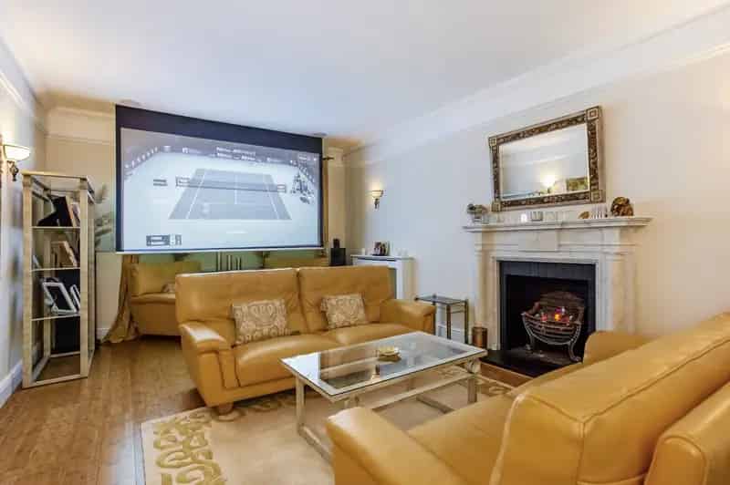 6 Bedroom Detached House for Sale in Hertford