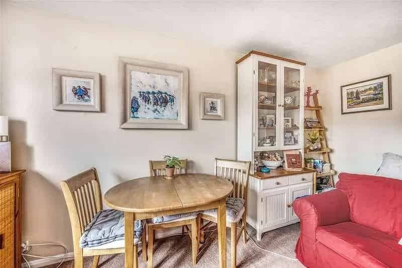 2 bed flat for sale