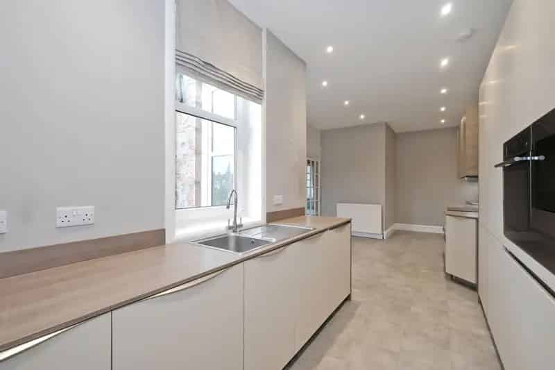 4 Bedroom West End Apartment Double Garage and Garden