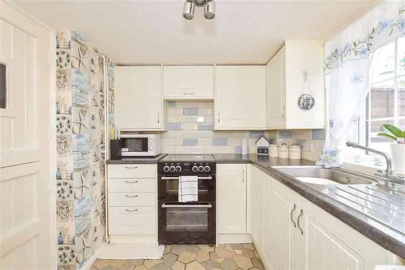 2 bed house for sale
