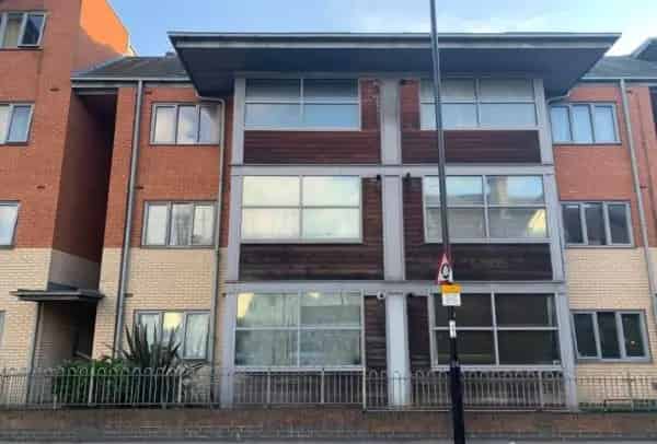 2-Bedroom Flat Near Croydon Town Centre