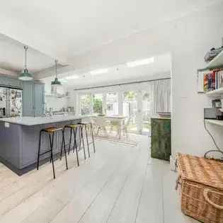 4 Bedroom House 135m² Modern Family Home