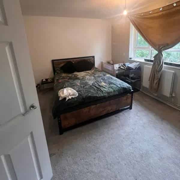 Spacious 2-Bedroom Top Floor Flat with Two Balconies
