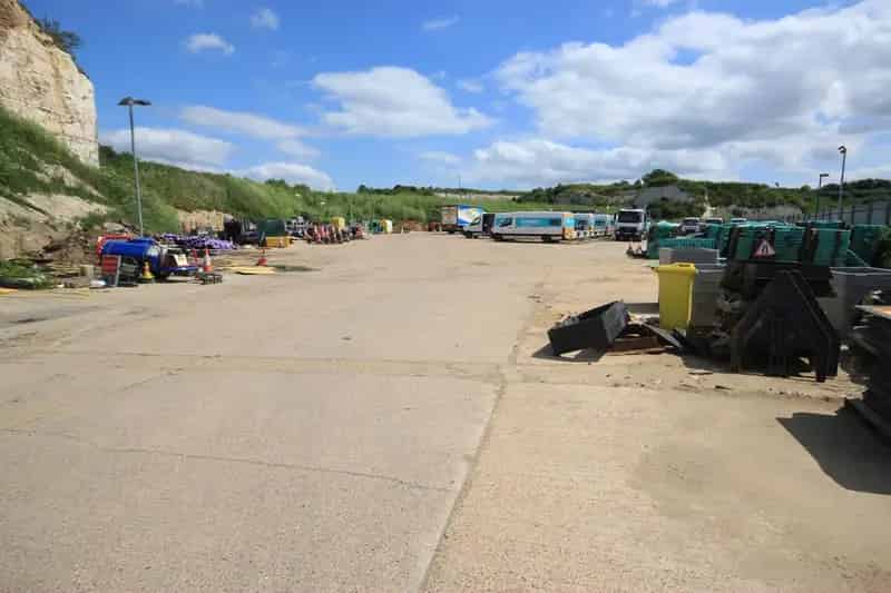Large Secure Yard with Offices To Let