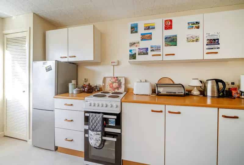 2 Bedroom House for Sale in Cul-de-sac with Driveway and Garage