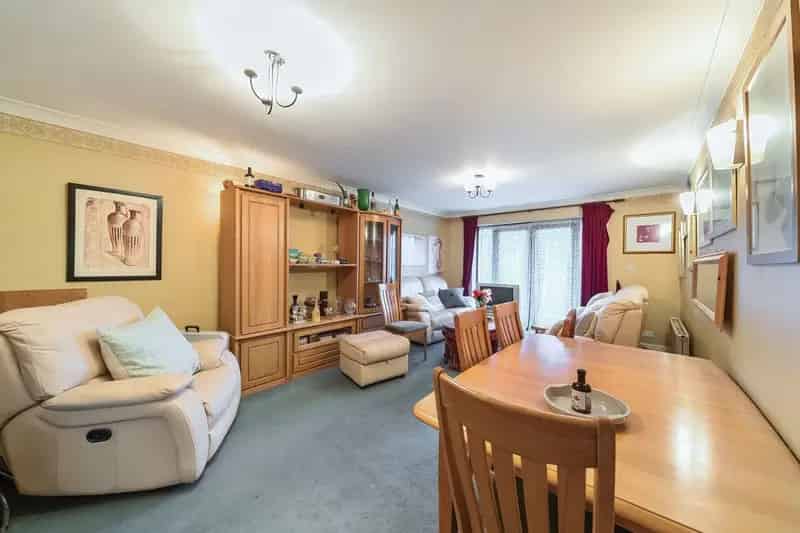 Two Bedroom Flat with Balcony and Allocated Parking