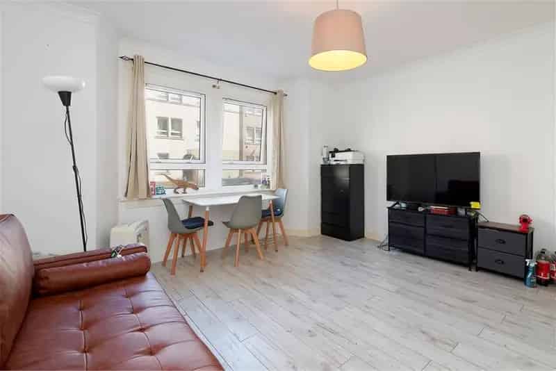 2 Bed Flat Paisley - Ground Floor Apartment with Garden and Parking