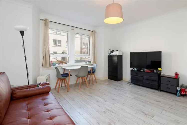 2 Bed Flat Paisley - Ground Floor Apartment with Garden and Parking