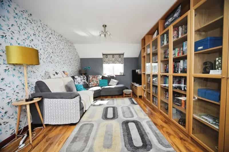 2 Bed Upper Floor Apartment Allocated Parking Excellent A5 M1 Access