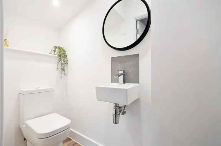4 Bed Detached Home with Open Plan Living and Parking