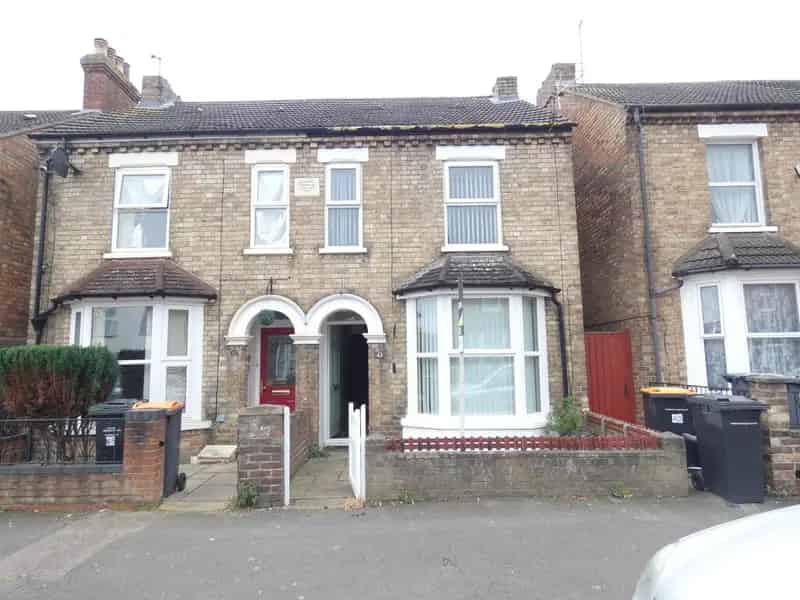 3 Bedroom Semi-Detached House Kempston