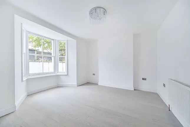 Maisonette to rent in Penshurst Road, Victoria Park, London E9