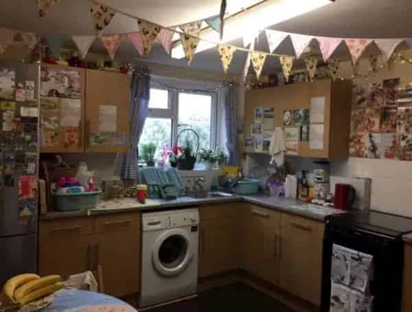 2-Bed Flat West London Spacious Balcony Garden Parking Modern Close Transport Schools