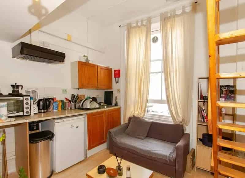 Third Floor Studio Flat in Period Building Ample Storage
