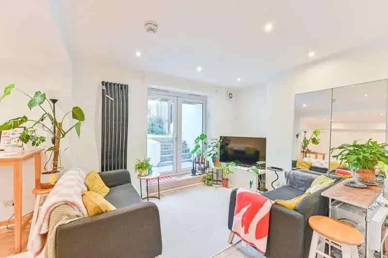 2 bed flat for sale
