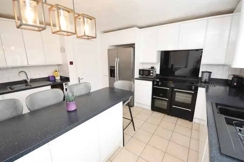 6 Bed Family Home Landscaped Garden Double Garage