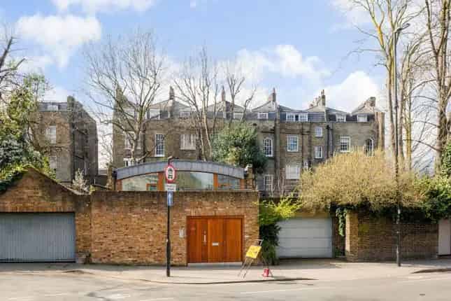 Modern Freehold House in Canonbury with 3 Bedrooms and Garden