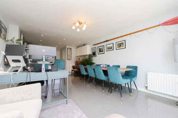 Three Bedroom Townhouse with Modern Kitchen and Private Garden