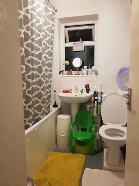 Flat For Rent in Surrey Heath, England