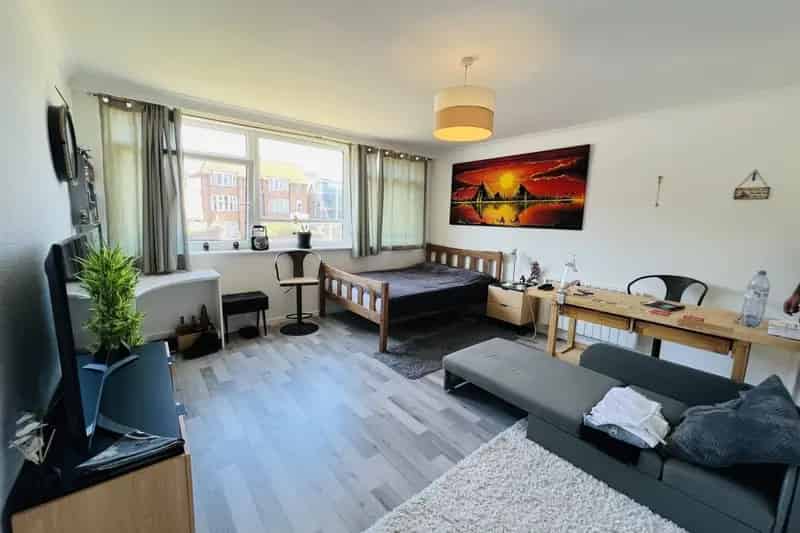 Spacious Studio Apartment Eastbourne Upperton Zero Deposit Available