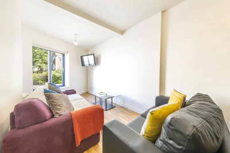 6 Bedroom Apartment To Rent