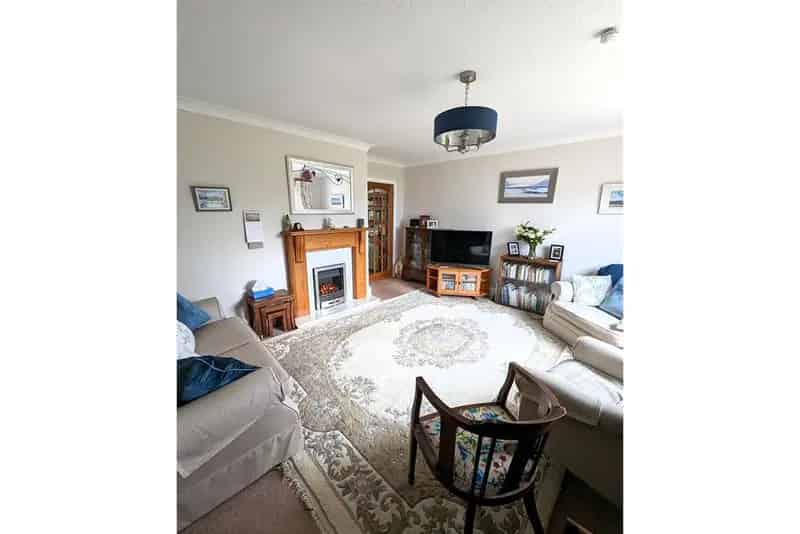 3 Bed Linked Detached House with Garage and Garden