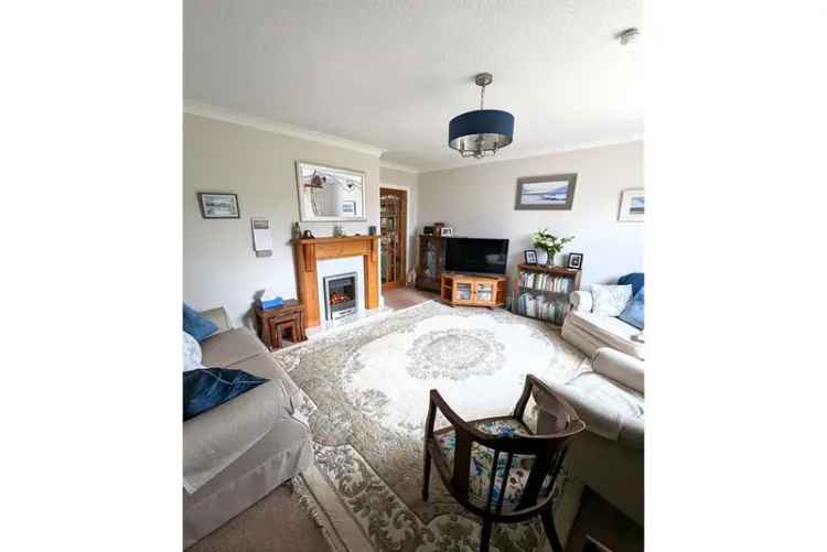 3 Bed Linked Detached House with Garage and Garden