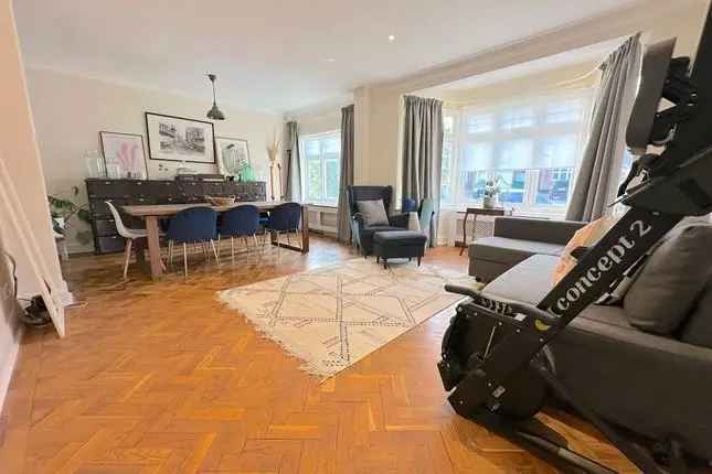 Detached House to Rent in London N2 4 Double Bedrooms Family Home