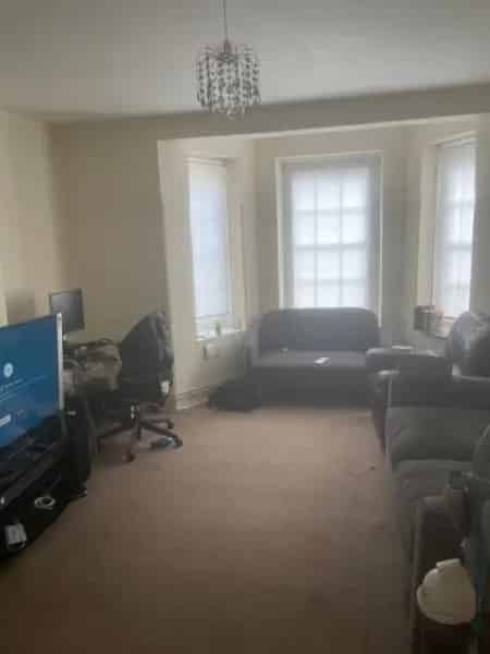 Spacious 2-Bedroom Flat Near Oval Station